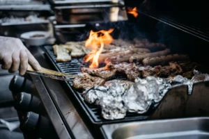 Fleisch grillen mit Flammen und Rauch
