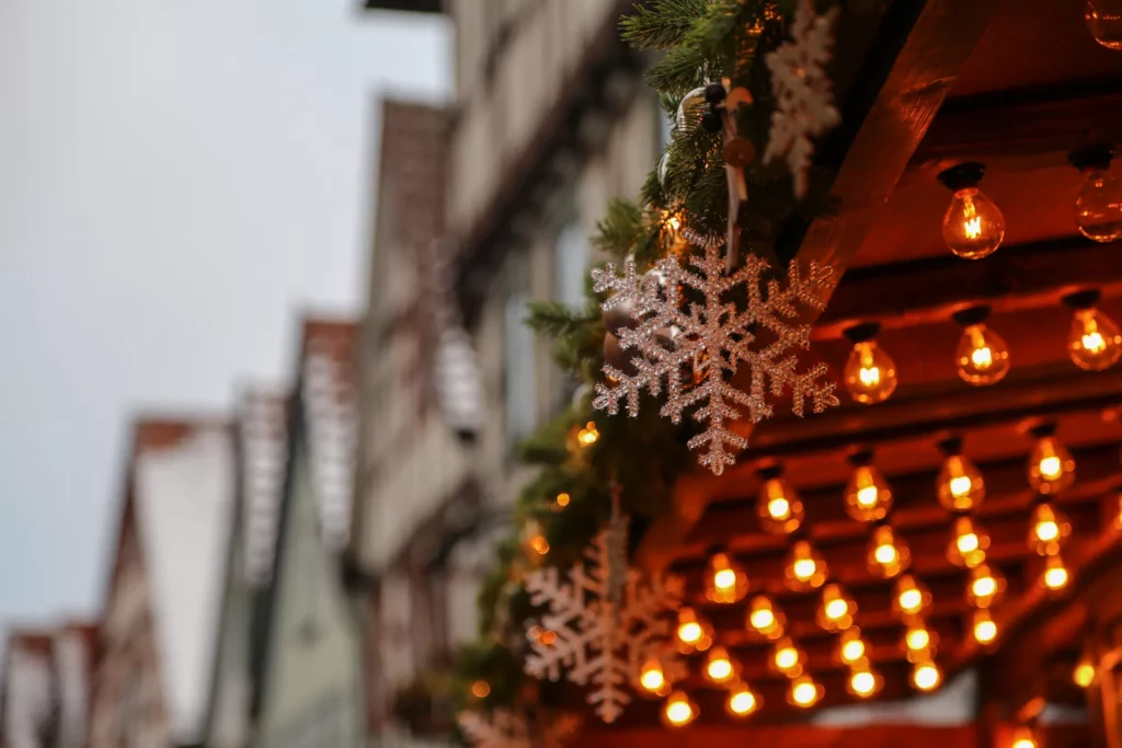 Lichter und Schneeflocken zur Weihnachtszeit